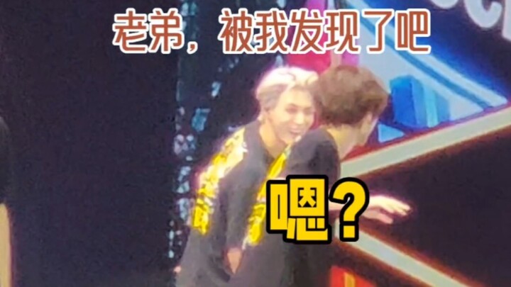 [Zhong Chenle] After singing the wrong lyrics, he almost forgot his dance moves too—his older brothe