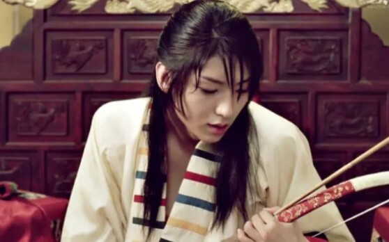 [The King Falls in Love with a Male Actor] 17 years ago, he played Kong Ji, whose beauty shocked the