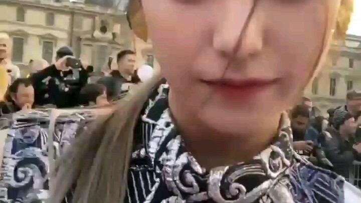 【Hwang Ye-ji】 Lại gần ký tặng cho tôi đi, nhìn trực diện người thật thì cảm giác chắc là như thế này