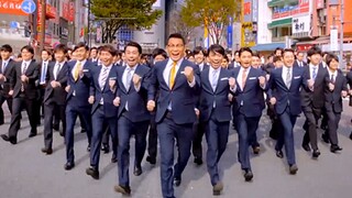 日本西装“怪叔叔”惊现街头，逆天舞蹈“看呆”路人，太魔性了！