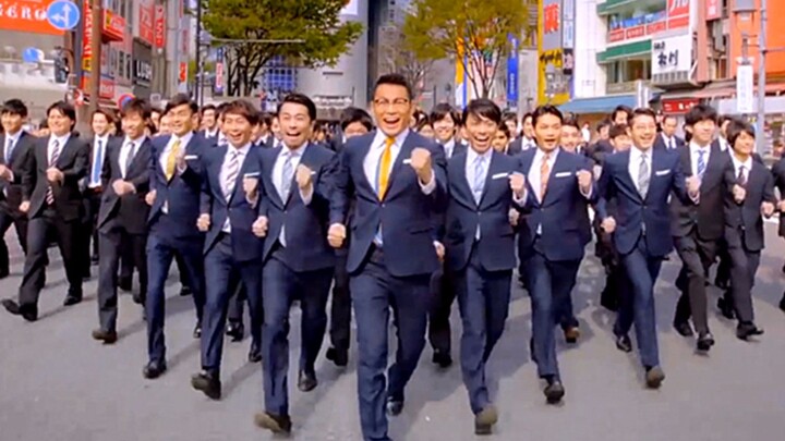 日本西装“怪叔叔”惊现街头，逆天舞蹈“看呆”路人，太魔性了！