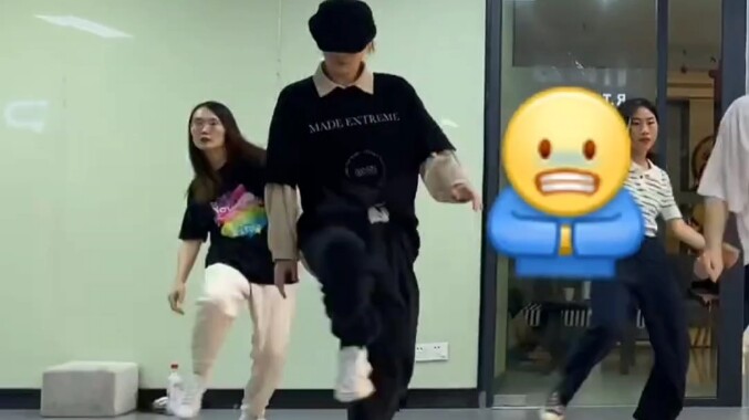 【闫明筠】在校练popping的菇，动作力度都恰到好处