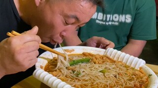 Anh trai Hà Nam hào sảng trở lại! Thách thức tôi ăn hết sáu bát mì ốc, nước dùng cũng uống cạn luôn!