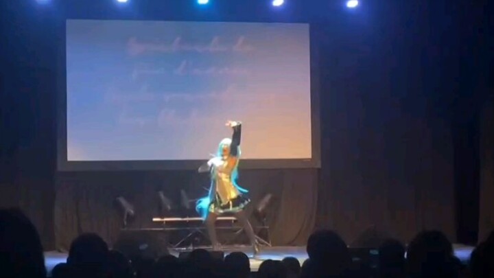 Saat pesta kelulusan sekolah dikejutkan, Hatsune Miku menari mengikuti disko matahari