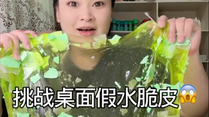 Hari ini kita coba membuat jeli imitasi kiwi dengan kulit renyah di atas meja, lihat saja apakah ber
