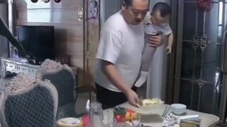 Ketika ibu saya membantu mengerjakan pekerjaan rumah, apa pun yang ada napasnya adalah salah.