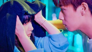Teman lelakinya membuat bising, dan Cinderella terlalu malu untuk memandang tepat ke arahnya.