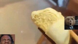 Pria makan roti tanpa kenyang di restoran cepat saji