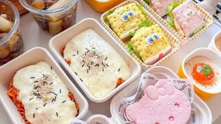 Teh sore dengan mi kalkun keju air terjun, roti lapis daun teratai, dan kue Hello Kitty. Kotak makan