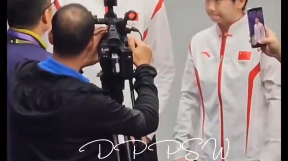 You two must’ve held hands a lot in private, right? That subconscious gesture is so touching.