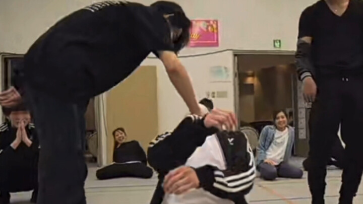 เกี่ยวกับการเต้นที่ตัดหรือไม่ตัดนั้น แท้จริงแล้วคือท่าลุกขึ้นที่มีความยากสูงจาก H1 และคาบูกิ