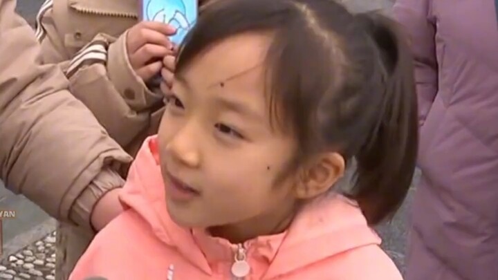 When a reporter asked a little girl visiting West Lake if she could recite an ancient poem about the