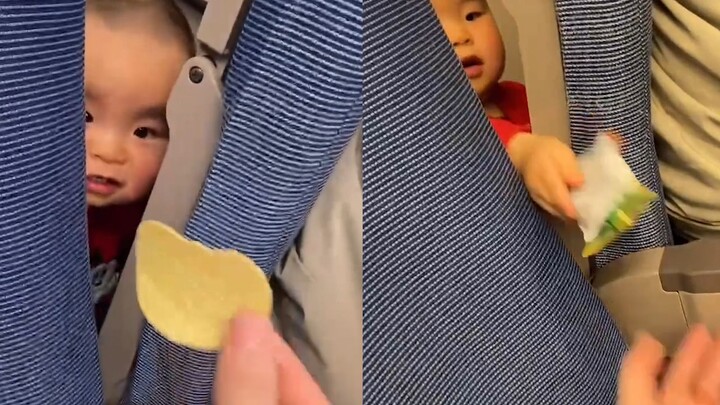 Woman eats potato chips on high-speed train, gets peeped at by child; hands over a chip, receives su