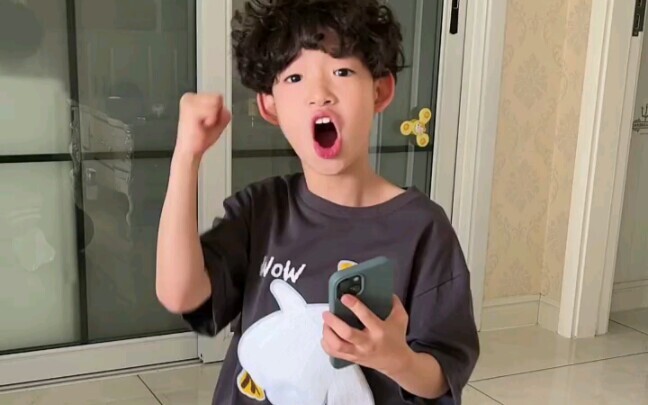 ทำไมอุลตร้าแมนทั้งหมดถึงบินหนีไปหมดแล้วล่ะ ทุกคนลองดูสิว่าเด็กๆ ยังเชื่อในแสงสว่างอยู่ไหม