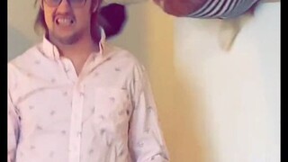 جهاز القطط الأوتوماتيكي لإزالة القبعات... لا تختبئ، آذانك الصغيرة الظاهرة قد فضحتك بالفعل!