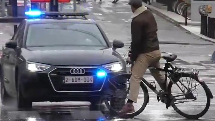 Seorang pria yang mengendarai sepeda tidak melihat ke jalan dan dua sepeda bertabrakan secara tidak 