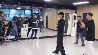 【MONSTAX】العضو الأصغر لابد أن يُدلّل من قبل الإخوة الكبار، بالإضافة إلى دوره... أخبروني أخبروني~