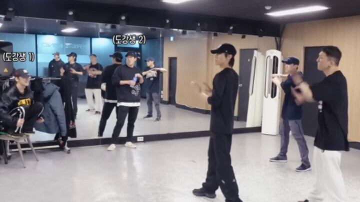 【MONSTAX】العضو الأصغر لابد أن يُدلّل من قبل الإخوة الكبار، بالإضافة إلى دوره... أخبروني أخبروني~