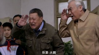 孙子没钱交学费，爷爷当场亮出身份，军区首长都得礼让三分