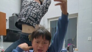 我这南瓜没有作假对不对？哈撒...#功夫#反转#娱乐 我这一脚500年功夫，并不是浪得虚名