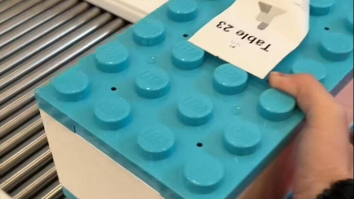 Gờ giảm tốc – Bạn đã từng thấy nhà hàng nào mà khách hàng đặt món bằng cách lắp ghép lego như thế nà