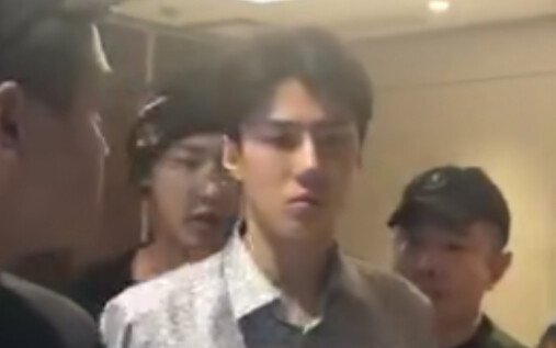 The two guys captured in someone else’s video really have great vibes!