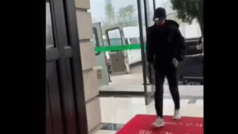 Xiao Zhan walks with a split! Brother, if you walk this fast, who can keep up with you?