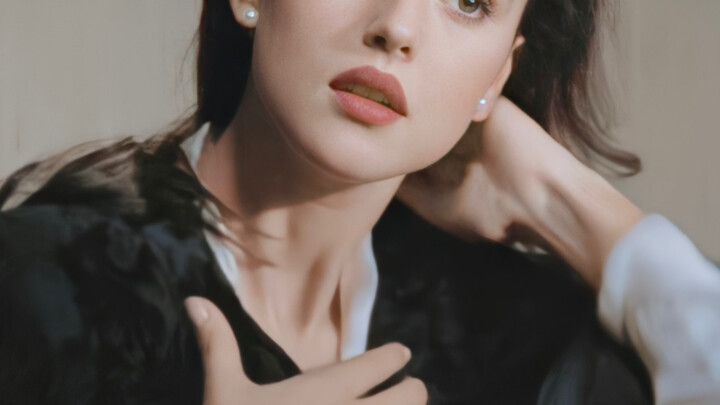 Damn! It turns out that top beauties don’t care who is the most beautiful.