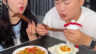 #ฉีกคอไก่ย่างด้วยมือ วันนี้จะให้ปินปินรู้เลยว่าอะไรคือการยกหินมาทุบเท้าตัวเอง! #เคี้ยวแล้วยิ่งอร่อย 