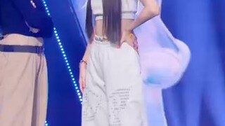 HAERIN 'Hype Boy' fancam (4k)