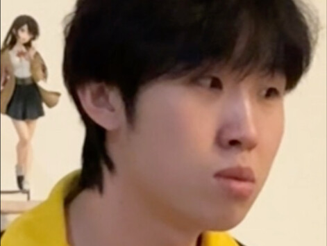 Roomie, you obsessive fan, stop pretending!