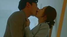 【韩剧吻戏】男女主在小隔间里偷偷亲吻,亲吻一个职业装是一种怎么样的感觉!