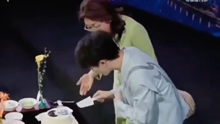 โจวเซินช่างเป็นขวัญใจของสถานีโทรทัศน์กลางจริงๆ ซึ้งใจมาก