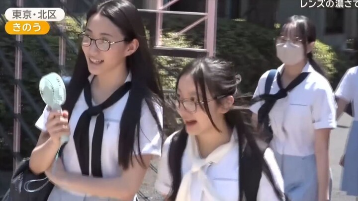 ที่โรงเรียนแห่งหนึ่งในญี่ปุ่น สาวมัธยมปลายทุกคนกลายเป็นสาวแว่นไปหมดแล้ว 😘 น่ารักสุดๆ! ผู้เชี่ยวชาญเต