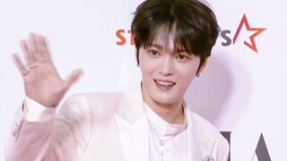 وجهه الجميل لا يعرف الشيخوخة! [كيم جاي جونغ] في حفل AAA 2023 مباشرةً ببدلة بيضاء وسجادة حمراء!