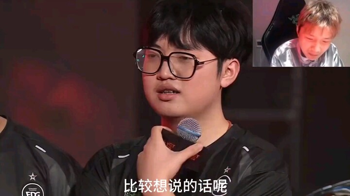 Người dẫn chương trình này hài quá, cứ như biết rõ nút bật/tắt của KangKang vậy.