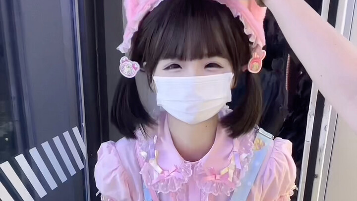 Đầu tiên, tôi không hề có hội chứng ái anh trai; thứ hai, các bạn có thể tránh xa anh trai tôi một c