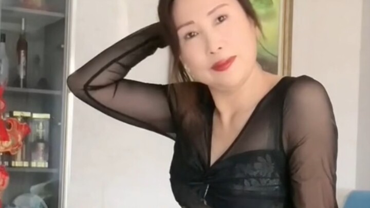 Bibi berusia 42 tahun menari di rumah