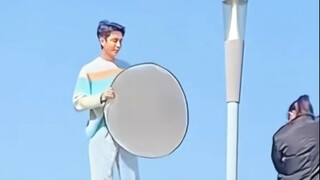 Wow! A certain artist actually has to carry his own reflector when taking photos