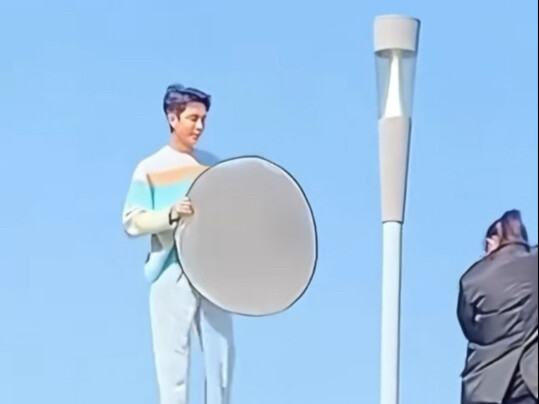 Wow! A certain artist actually has to carry his own reflector when taking photos