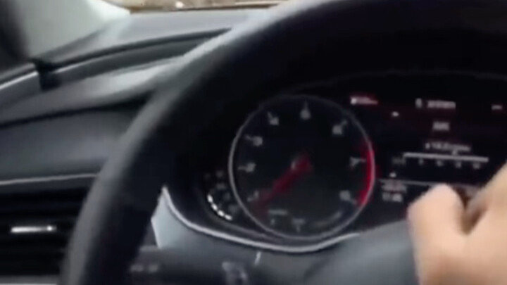 Nút loa bấm đến mức bốc khói rồi, mà đâu phải tại tôi đâu!