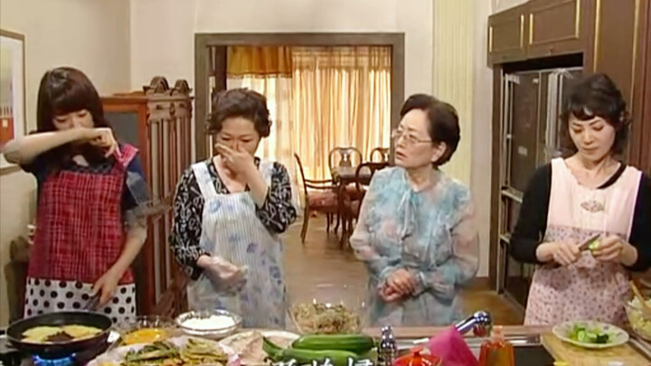 Bà nội nằm mơ thấy một chậu ớt đỏ, cứ ngỡ là con dâu đang mang thai. Nào ngờ, cô con dâu đã 50 tuổi 