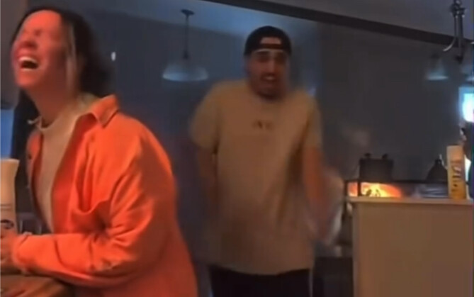 Cover bài Baby – Con trai sẽ chẳng bao giờ hiểu được tầm quan trọng của việc bắt đúng nhịp!