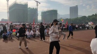 الدجاجة، أنت جميلة جدًا، لكن مدرسة تونغلينغ الثانوية الأولى