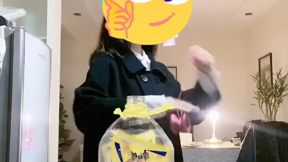 I blocked my head—proof enough that everyone really came here to see the yo-yos!