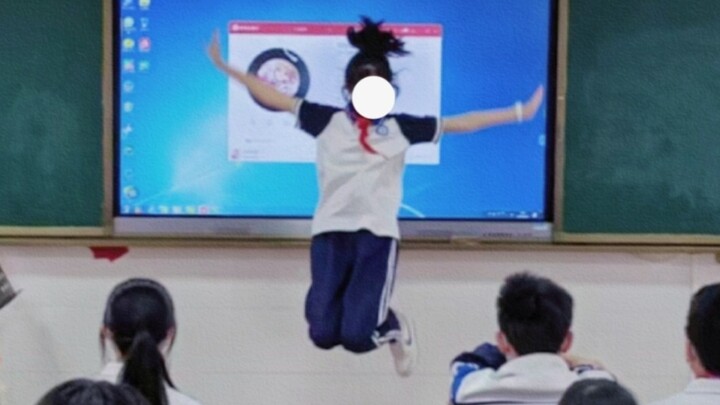 Seorang siswa SMP menari di depan seluruh kelas [saya menolak]