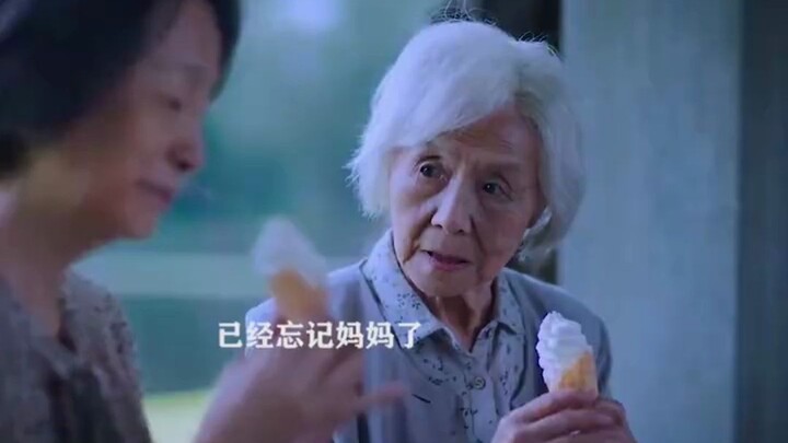 Saat mencapai usia ibu, ibu tetaplah pelindung ibu.