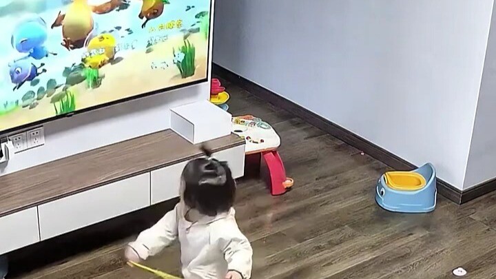 เด็กดื้อยังไม่รู้ตัวเลยว่าพวกเขาเป็นคนเดียวในบ้านที่ยังต้องการทีวี