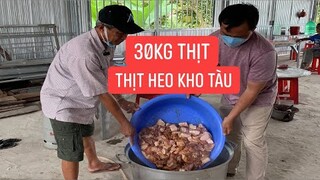 300 phần ăn thịt heo kho tàu gởi bà con khu cách phong tỏa