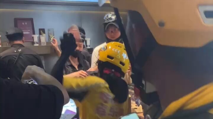 “The First Cup of Milk Tea in Autumn” Sparks a Sales Surge at Milk Tea Shops, Leading to a Clash Bet